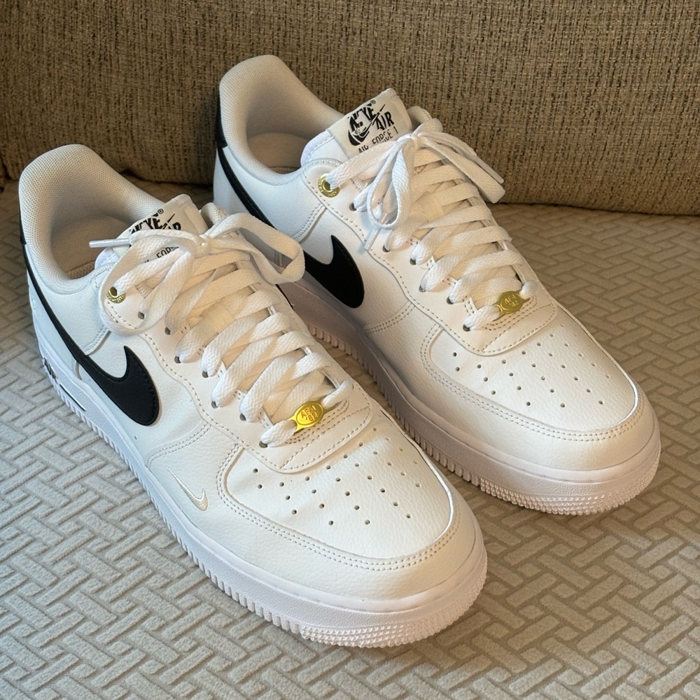 In excellent condition!! Men’s Nike Air Force 1 ‘07 LV8